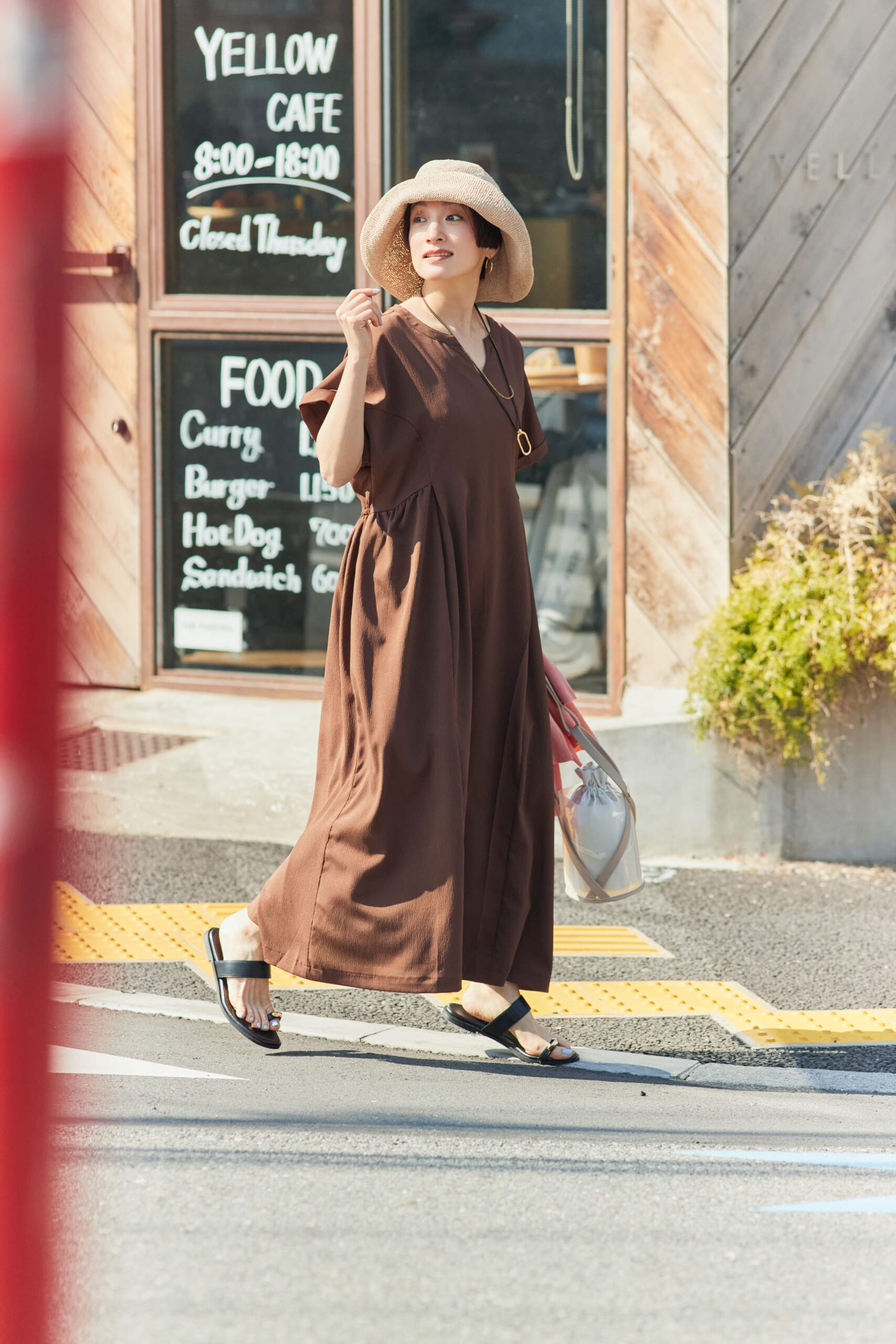 ウエストギャザーワンピース【乾燥機OK】（着用はLサイズ）￥4990〜（ラクドライ）を着た高山都さん