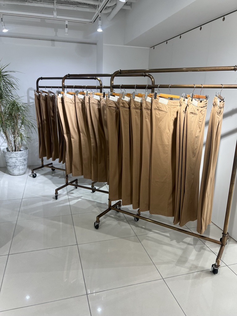 パンツブランド「elims fino（エリムス フィーノ）「ルーズ」チノパンツのMonica キャメル　スタイリスト高橋美帆さん紹介 着用寄りカット