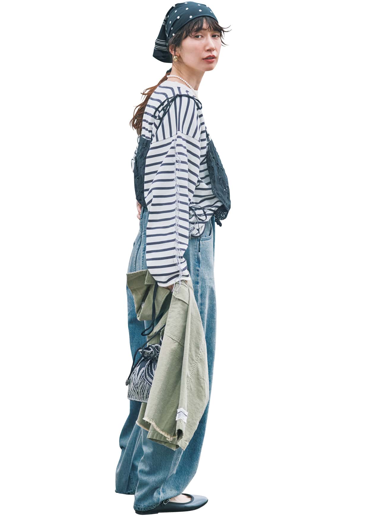 kazumiさんの12closet（トゥエルブクローゼット）【洗える】【kazumiさんコラボ】ライトオンスカーヴィーデニム サックスブルーのコーデ 側面