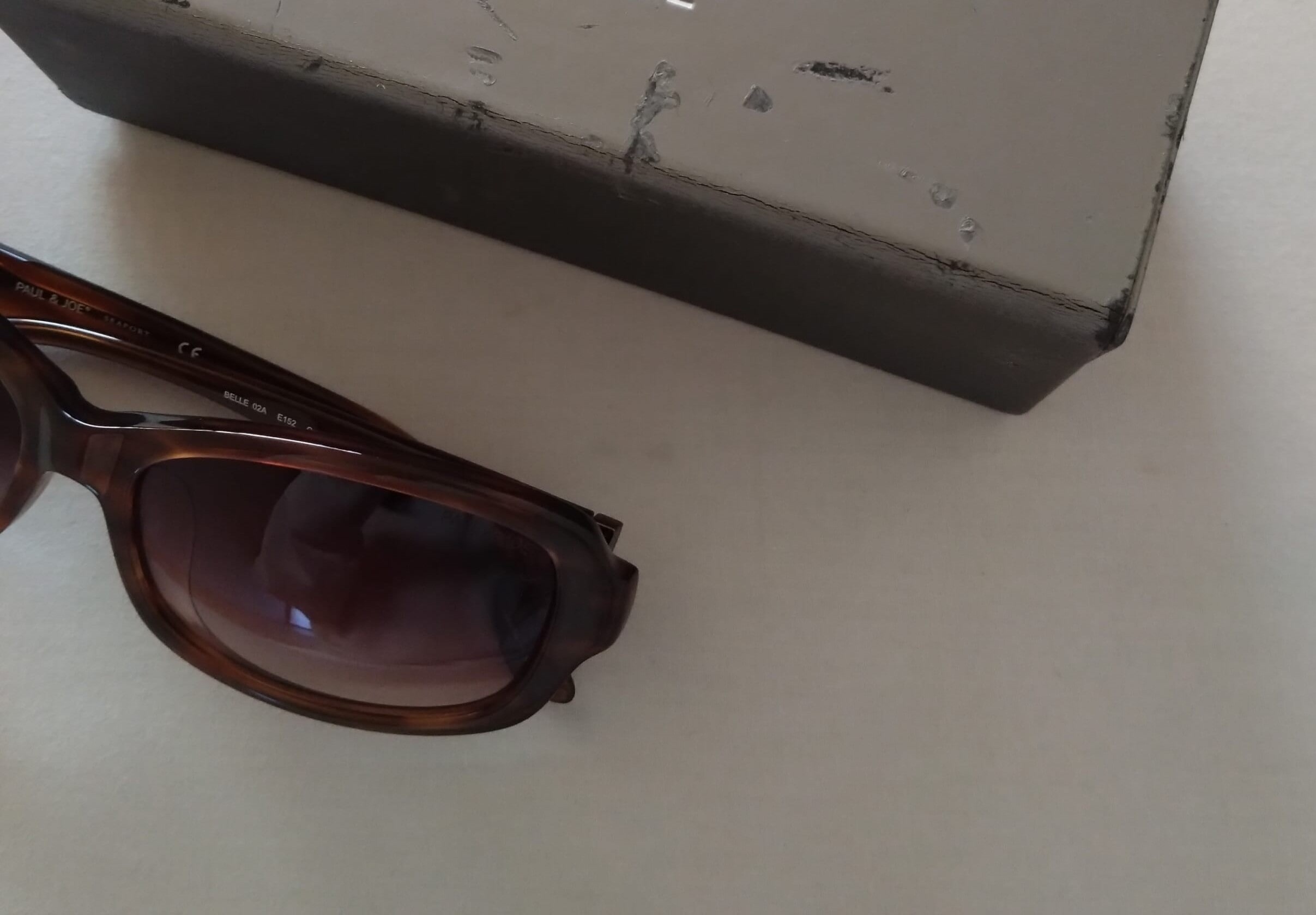 サングラスのケースがくたびれている様子