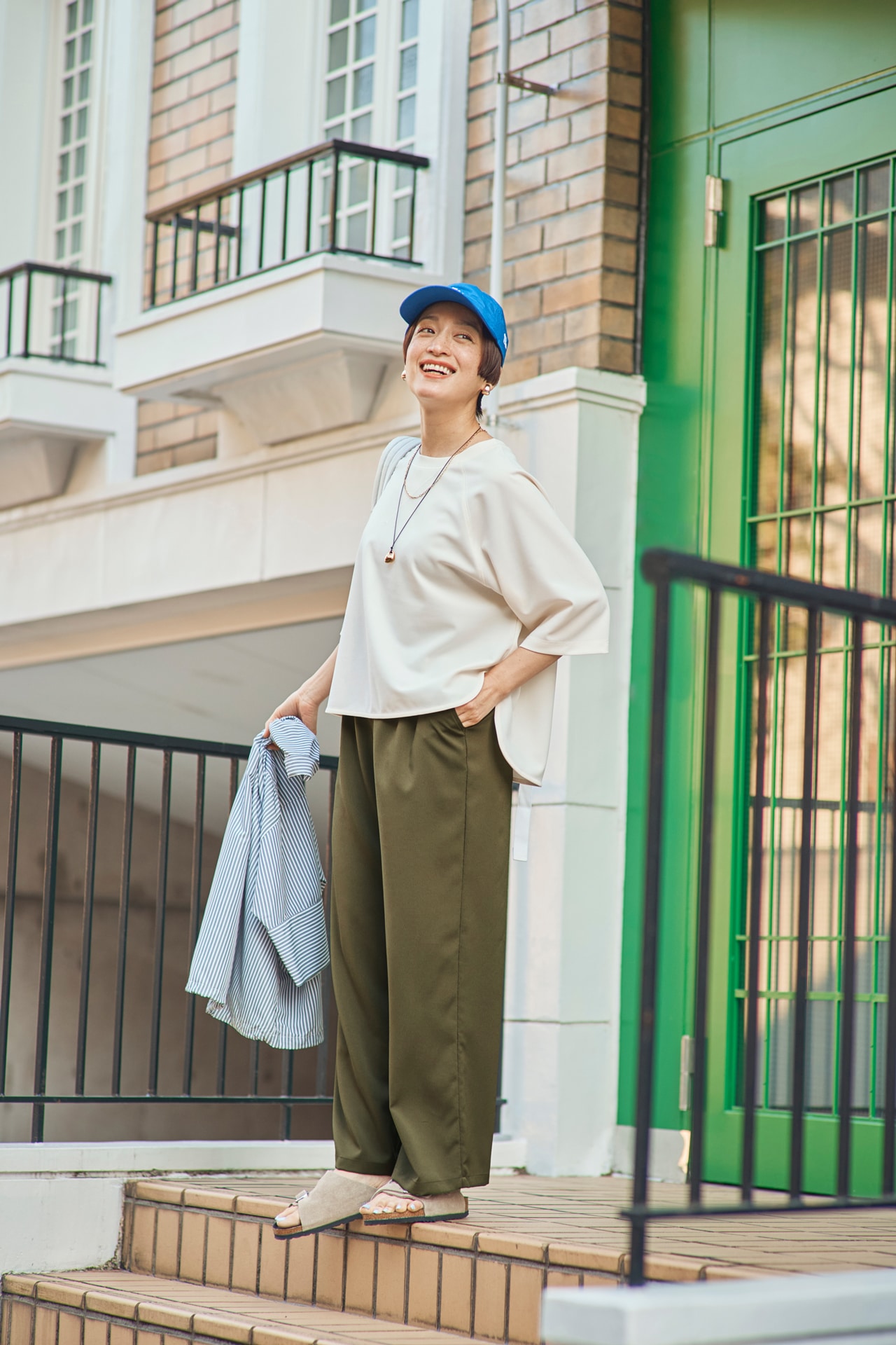 ジョーゼットこなれT【乾燥機OK】（着用はLサイズ）￥2990～・セミワイドイージーパンツ【乾燥機OK】（着用はＭサイズ）￥3290〜（ともにラクドライ）を着た高山都さん