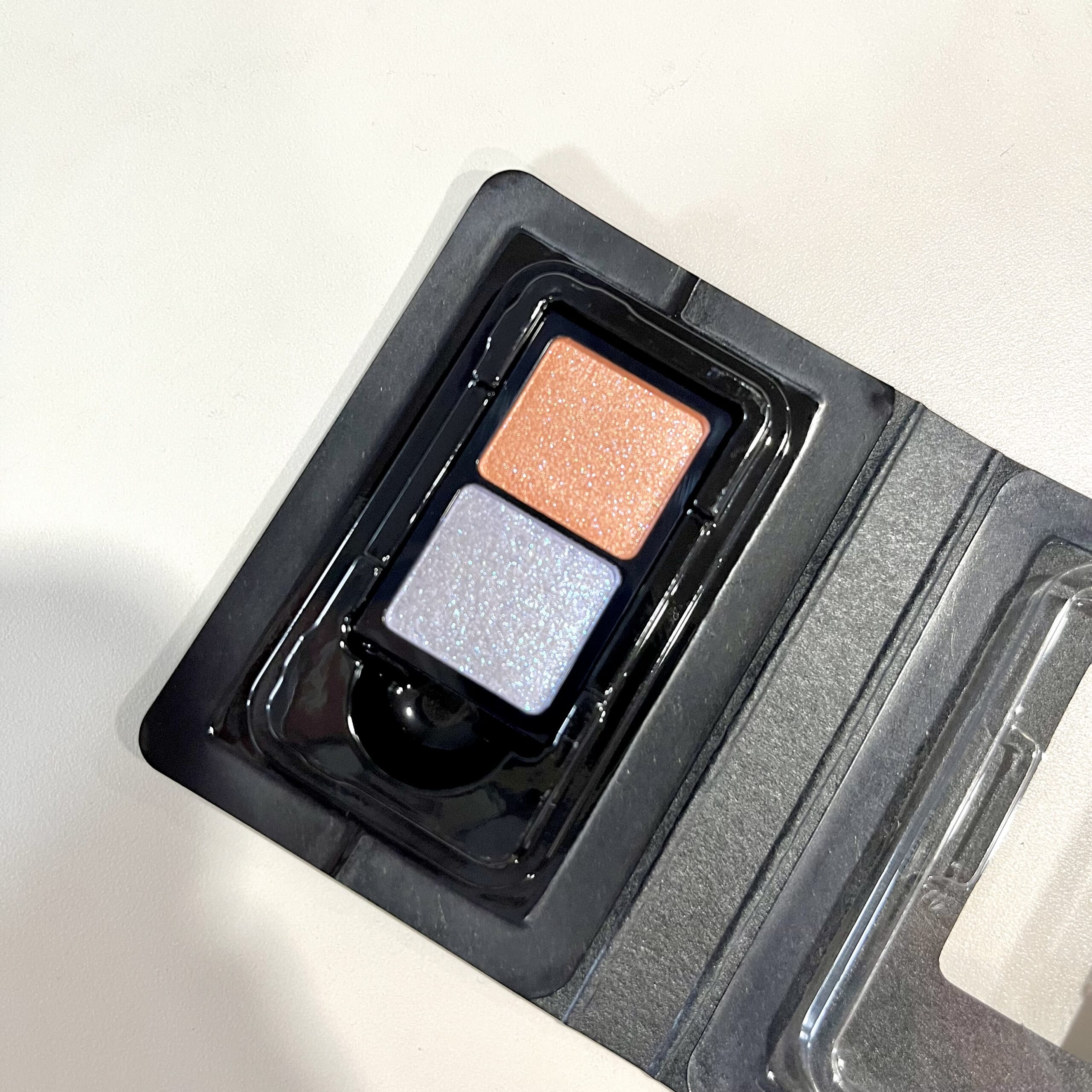 アイシャドウ　コスメ　化粧品