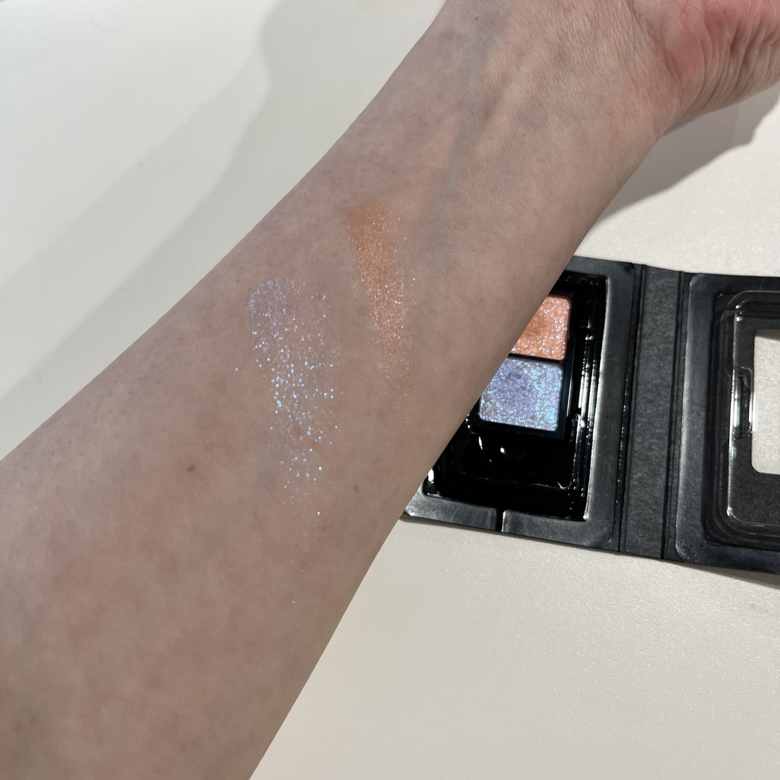 アイシャドウ　コスメ　化粧品