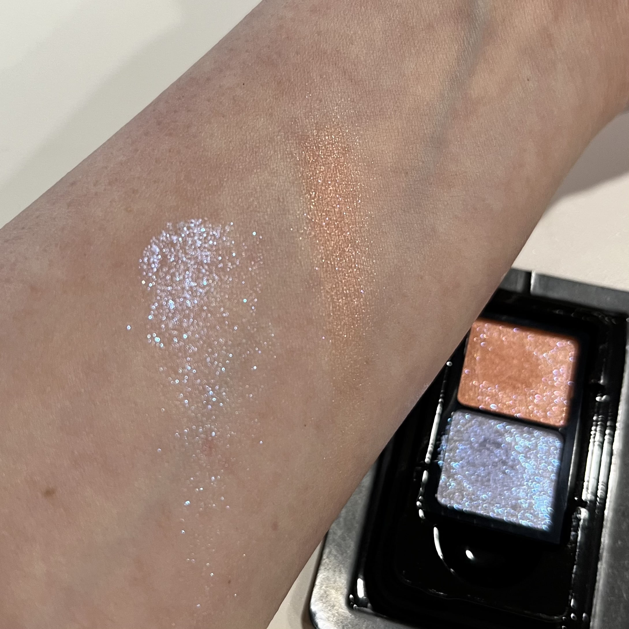 アイシャドウ　コスメ　化粧品