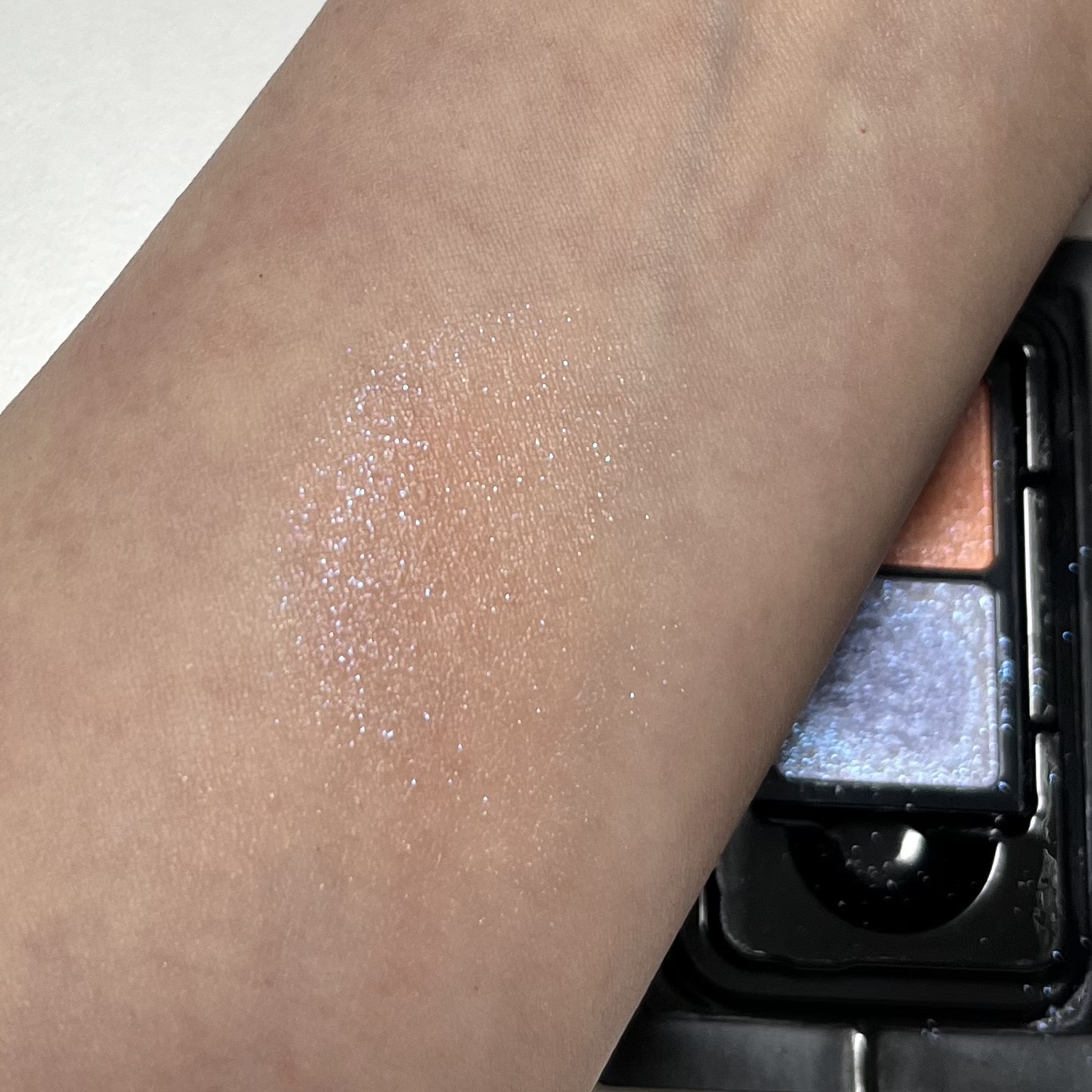 アイシャドウ　コスメ　化粧品