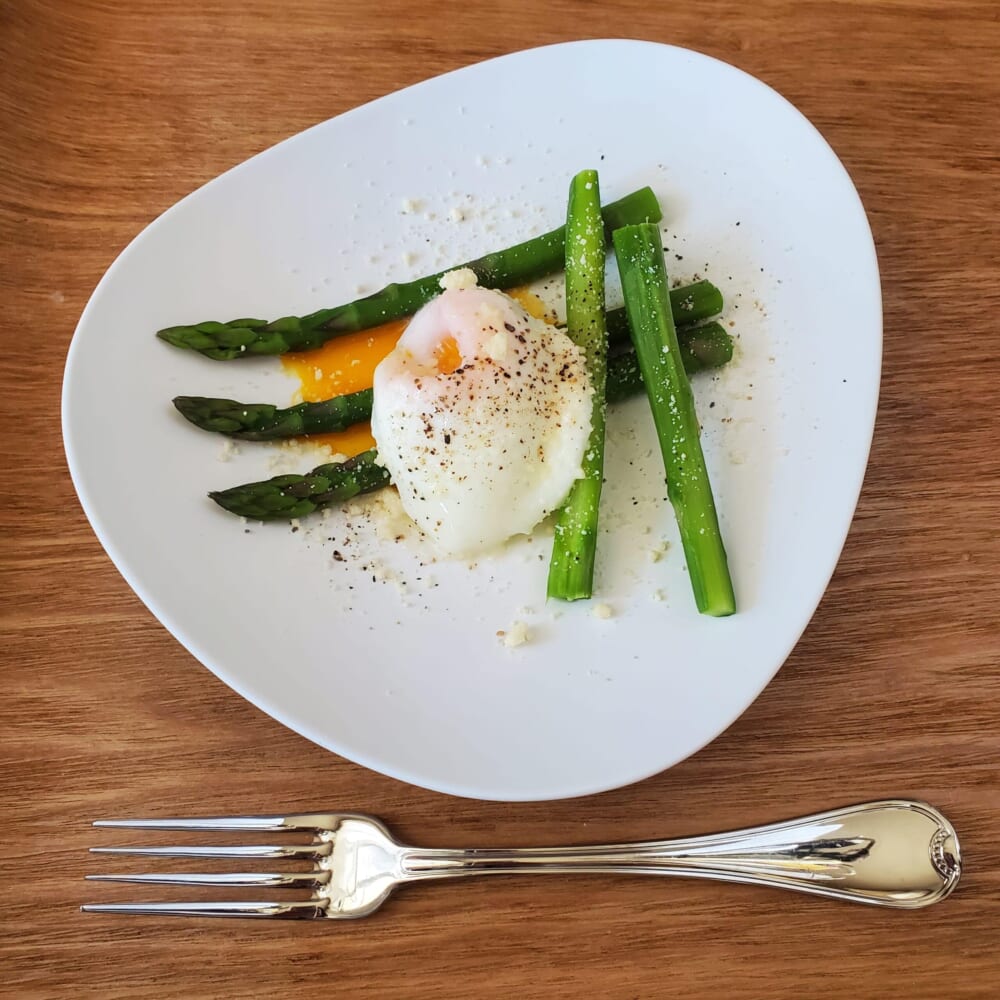 アスパラの温泉卵添え