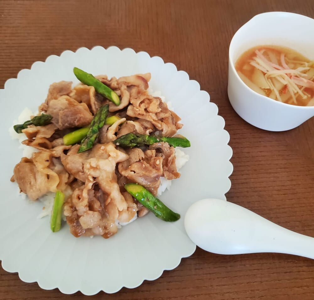 豚肉＋アスパラガスのオイスター炒めのっけごはん／今井 亮さん