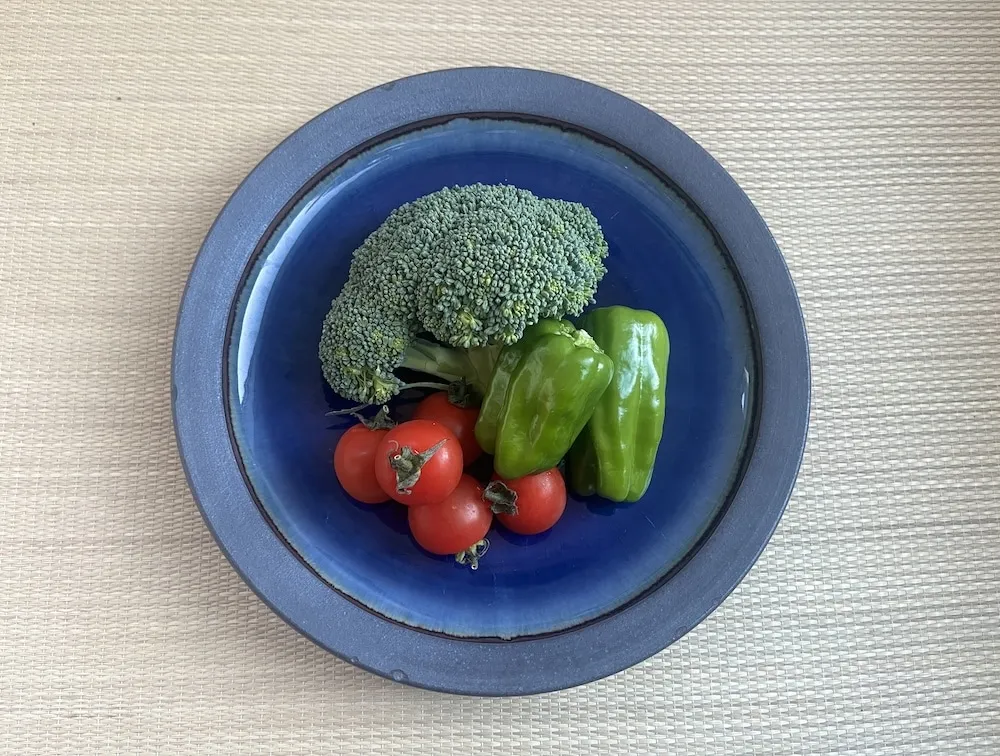 出西窯　出西ブルーのお皿　野菜をのせたところ