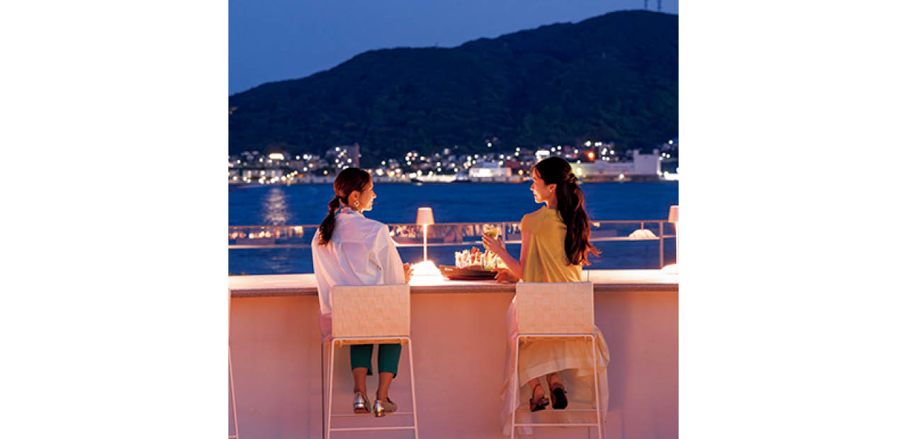 コンテナ船をモチーフにした遊び心のあるドリンクセットで、夜景を眺めながら乾杯！