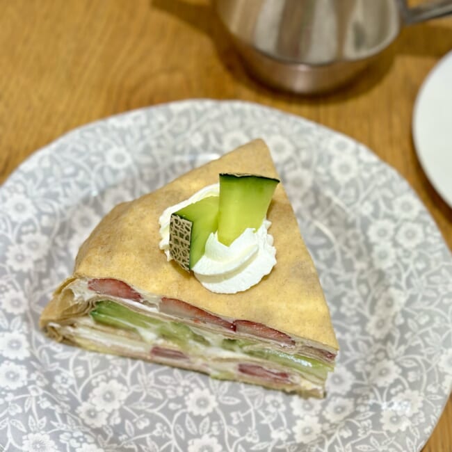 【Afternoon Tea LOVE＆TABLE】苺とメロンのミルクレープ