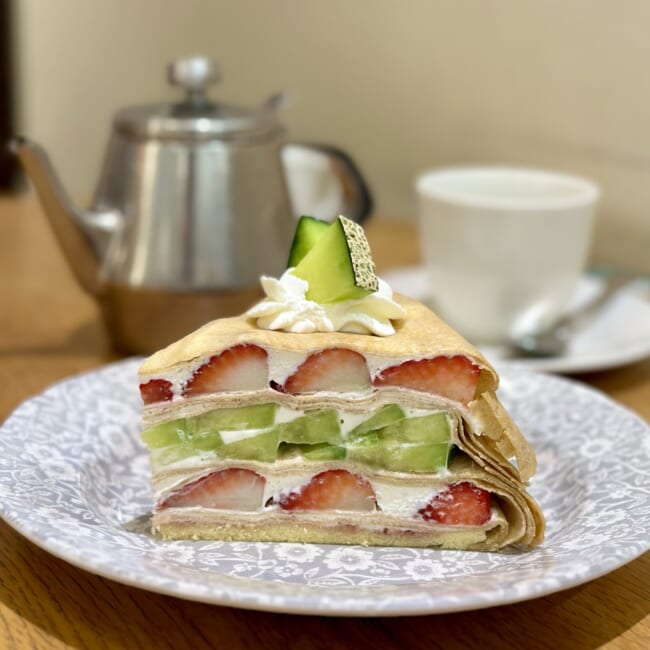 【Afternoon Tea LOVE＆TABLE】苺とメロンのミルクレープ