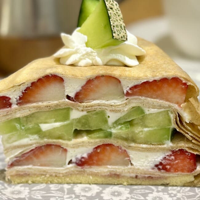 【Afternoon Tea LOVE＆TABLE】苺とメロンのミルクレープ