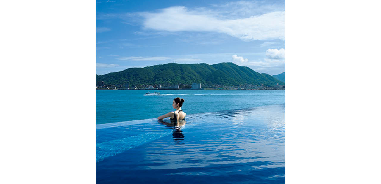 パノラマの絶景が広がるインフィニティプール