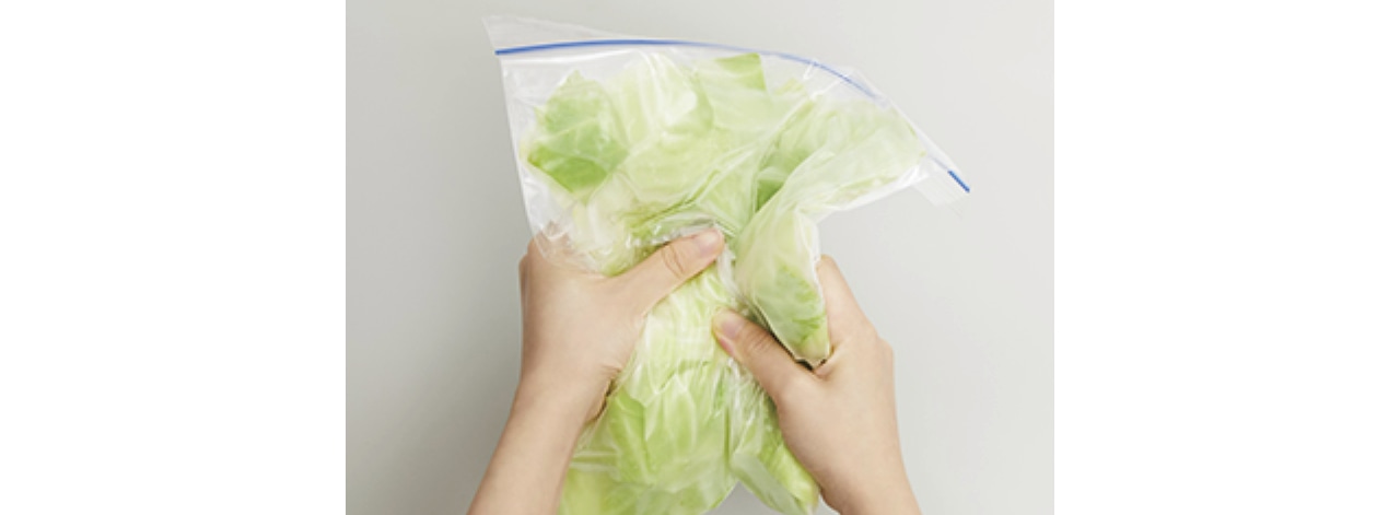 野菜を袋の上から砕ける冷凍技術で、下ごしらえの手間がぐっとラクに