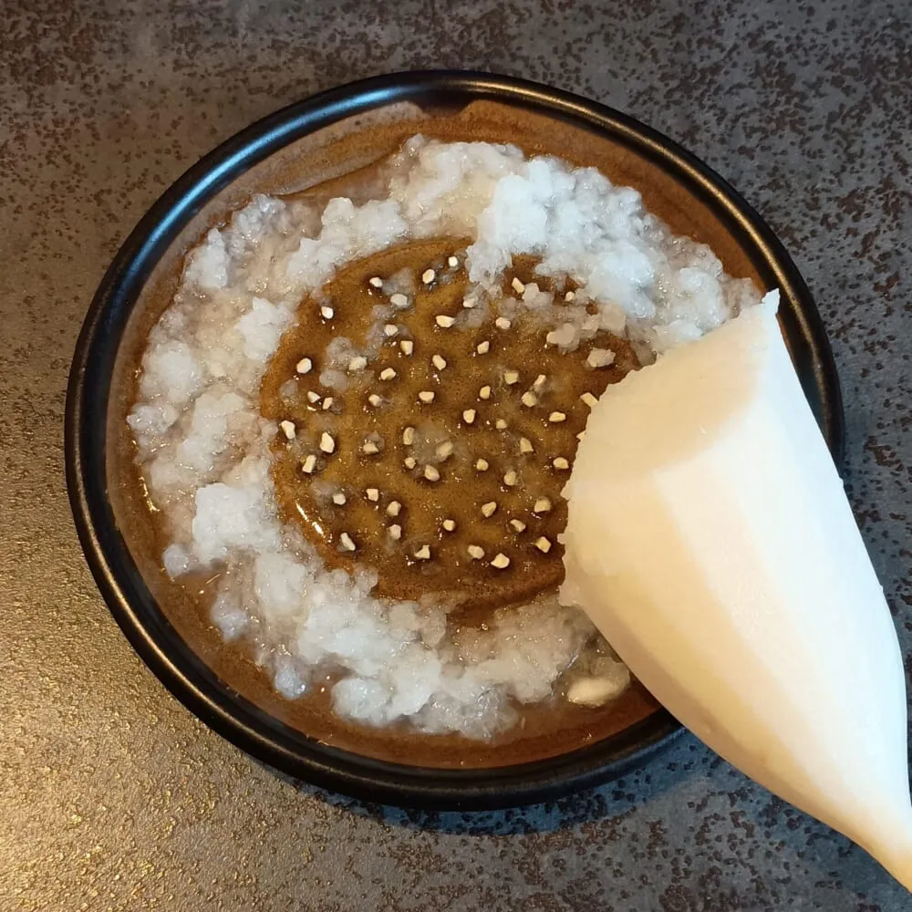 もとしげ「おろし器（中）」大根をおろしたところ