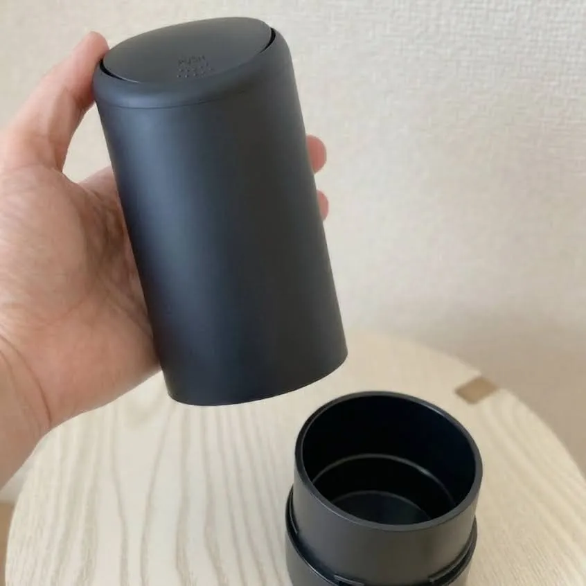 カーメイト「シリコンゴミ箱 スマートボトル」底を外したところ