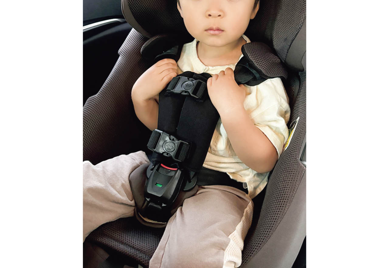 ボタンとバックルの二重ロックで外れにくく、ベビーカーや自転車でも使えるのも高ポイント