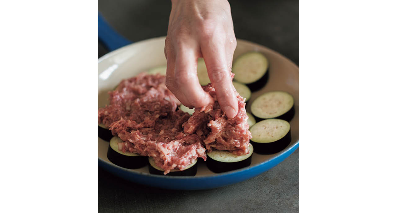 肉や魚介類を重ねる