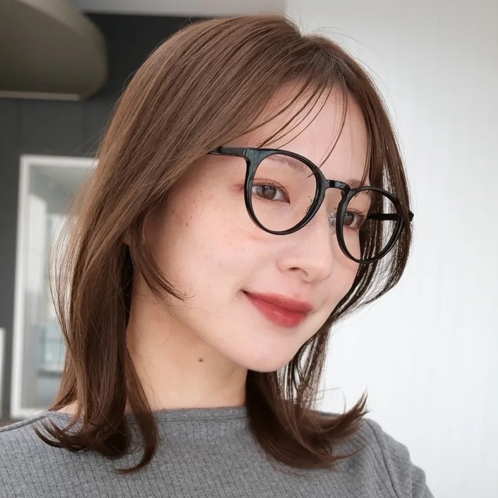 汗ばむ初夏にもおさまりがいい、スタイリングしやすい束感セミディ　アザーカット01