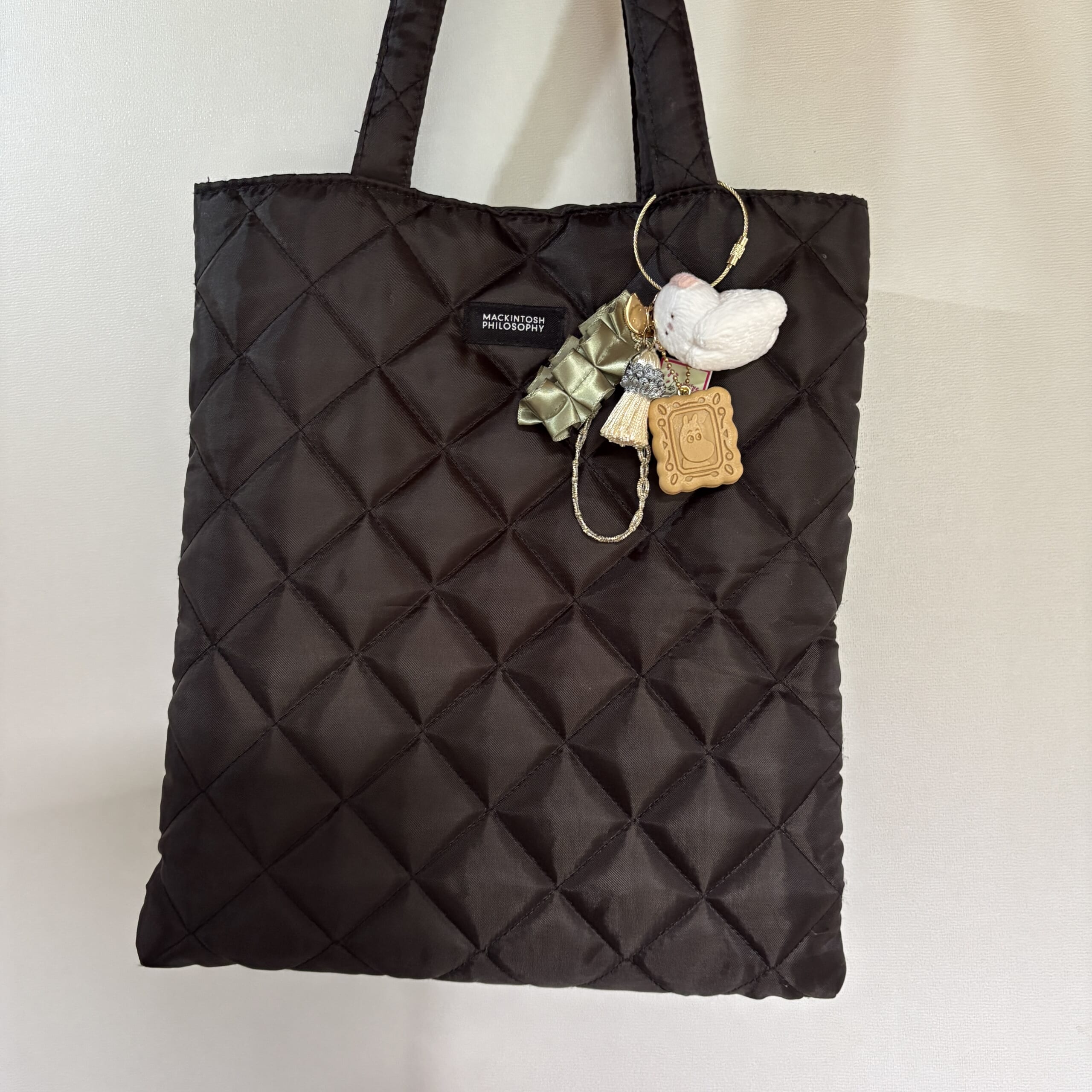 マッキントッシュ フィロソフィー 洗練ブラウンキルティングトート　ムーミン
チャーム