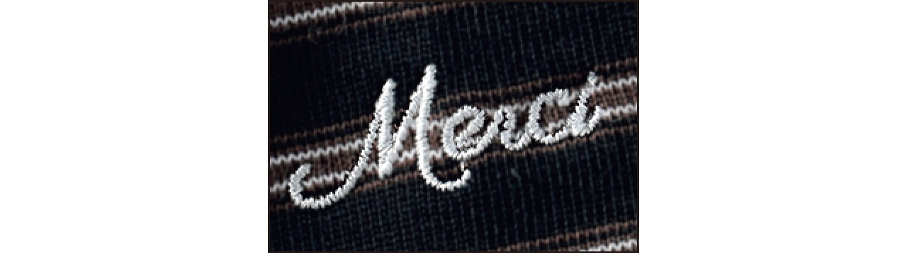左袖口に『Merci』の白いロゴ刺しゅうを。ダークトーンボーダーに可愛げをプラス！