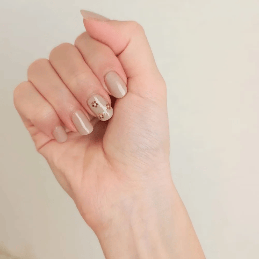 NEKO GEL「ONE STEP GEL SG-2（ミルキー）」塗った手元