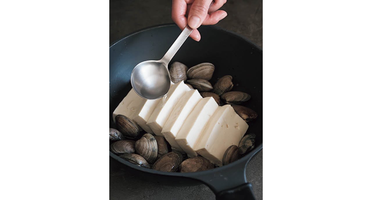 豆腐から水分が出るので、加える水分は少なめでOK。豆腐はやや大きめにカットすると、ふんわりみずみずしい食感が楽しめる。