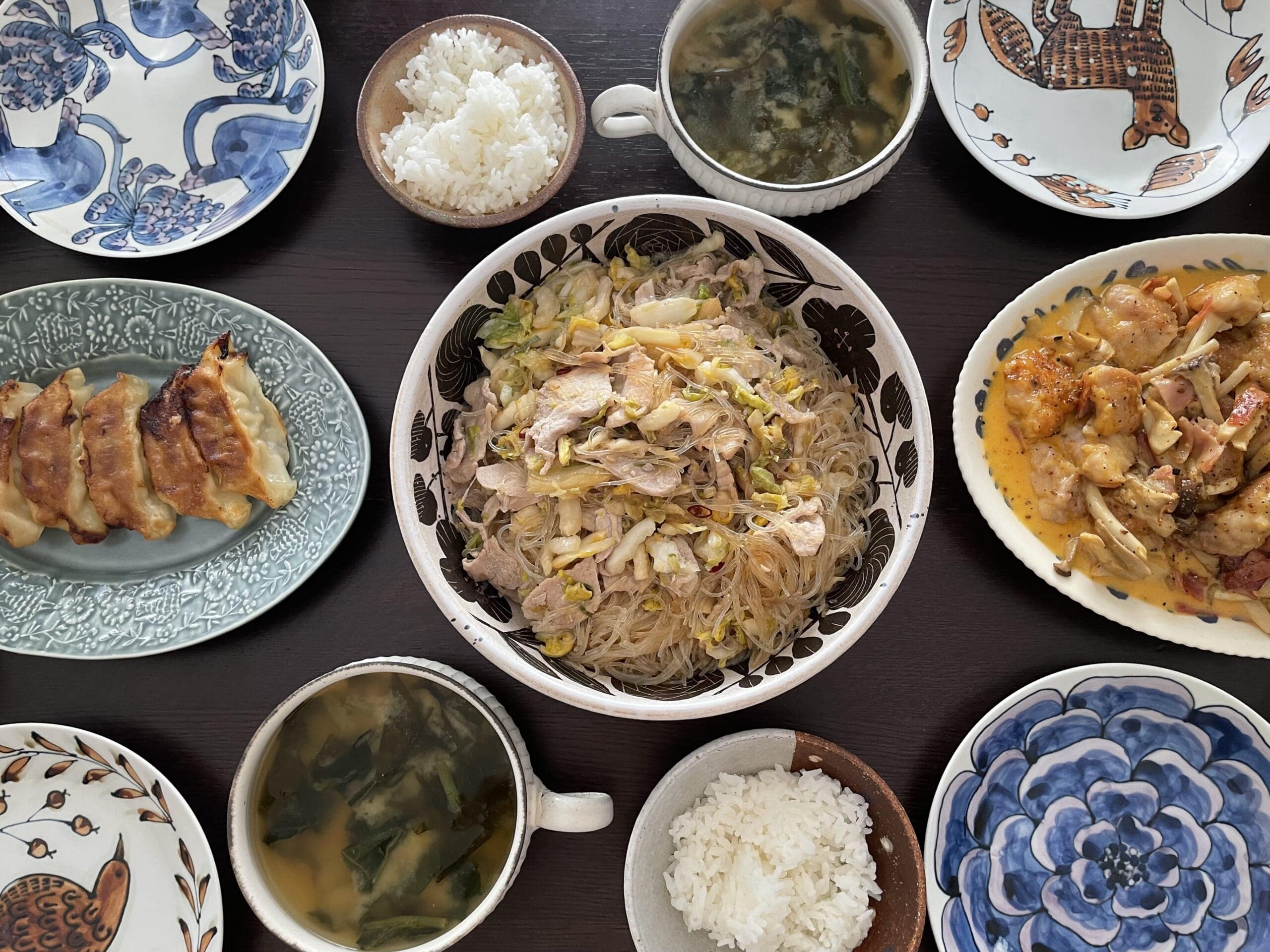 栗原はるみさんの白菜レシピで作ってみた料理を、鹿児島睦さん作陶のボウルに盛り付けてみた写真