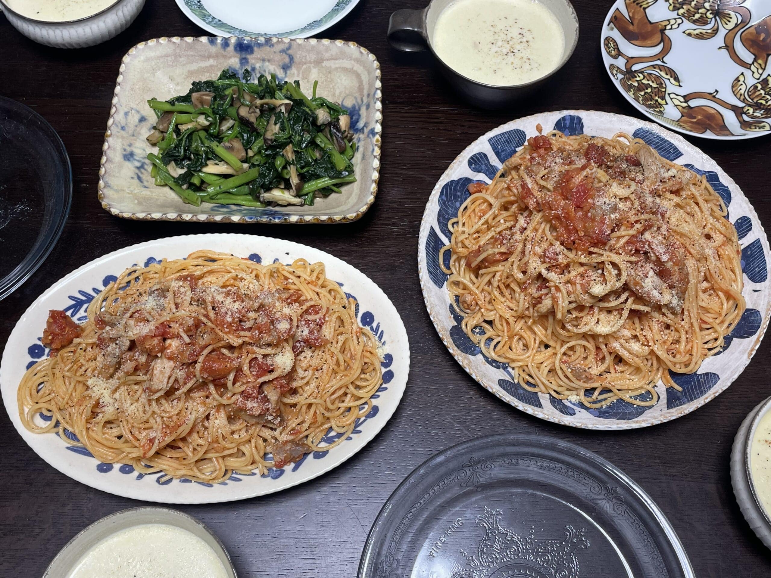 鹿児島睦さん作陶の器にツナトマトパスタを盛り付けた写真