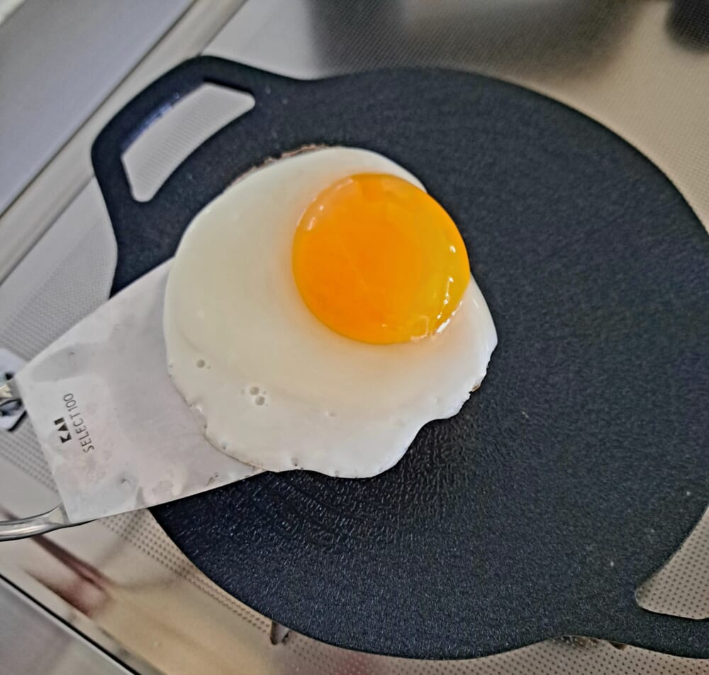 ダイソー　キャンプマルチグリドルで作った目玉炊き