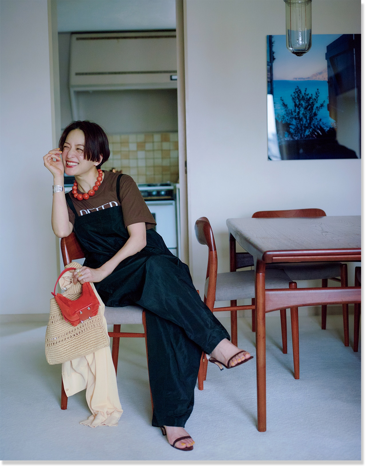 2026LEE6月号『万能「黒サロペット」でおしゃれをもっと楽しく！』のコーデ