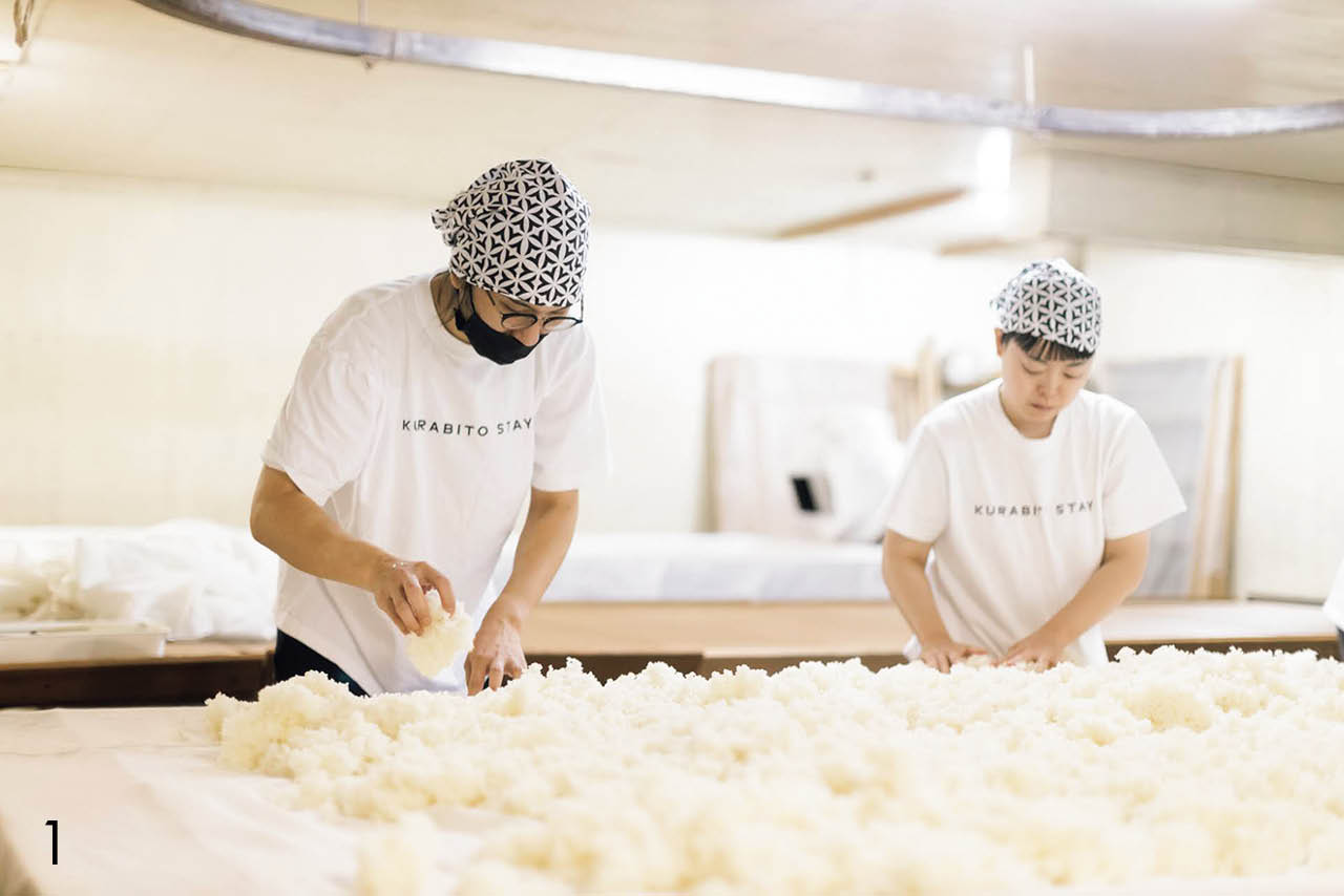 お祓いの神事をして「洗米」や「麹のよりわけ」などを体験