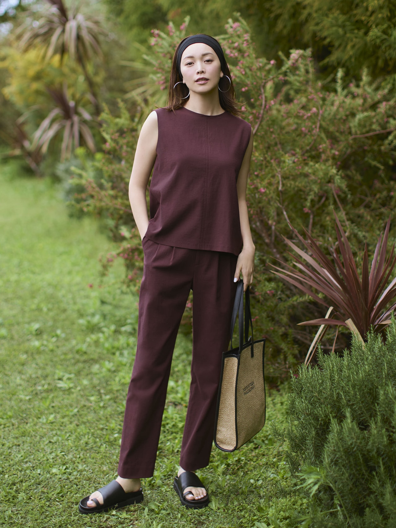 蛯原友里さん着用、マッキントッシュ フィロソフィー「ドライオックス」2WAYブラウスセットアップのコーデ