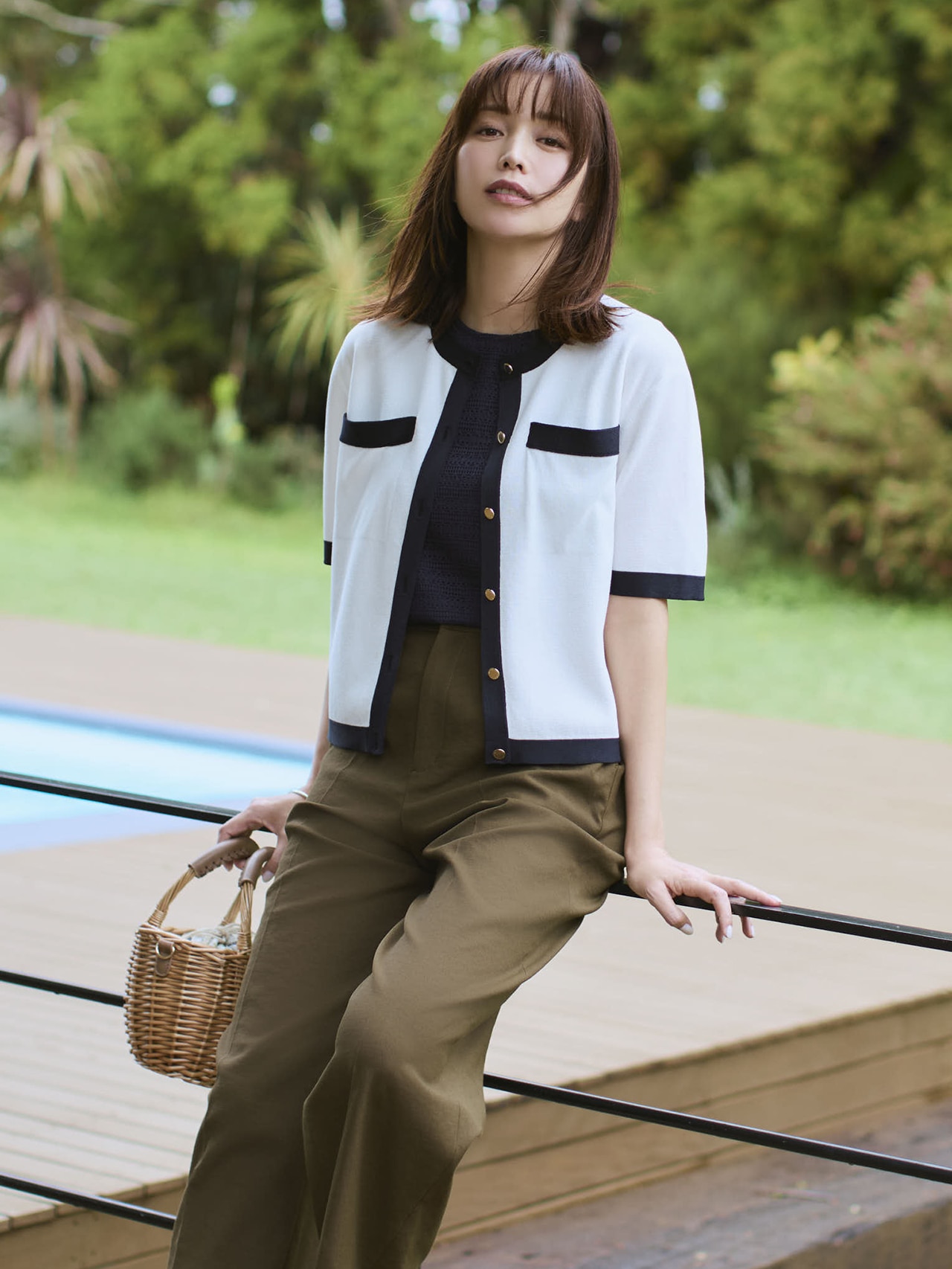 蛯原友里さん着用、マッキントッシュ フィロソフィー「クレリックカラーニット」のコーデ