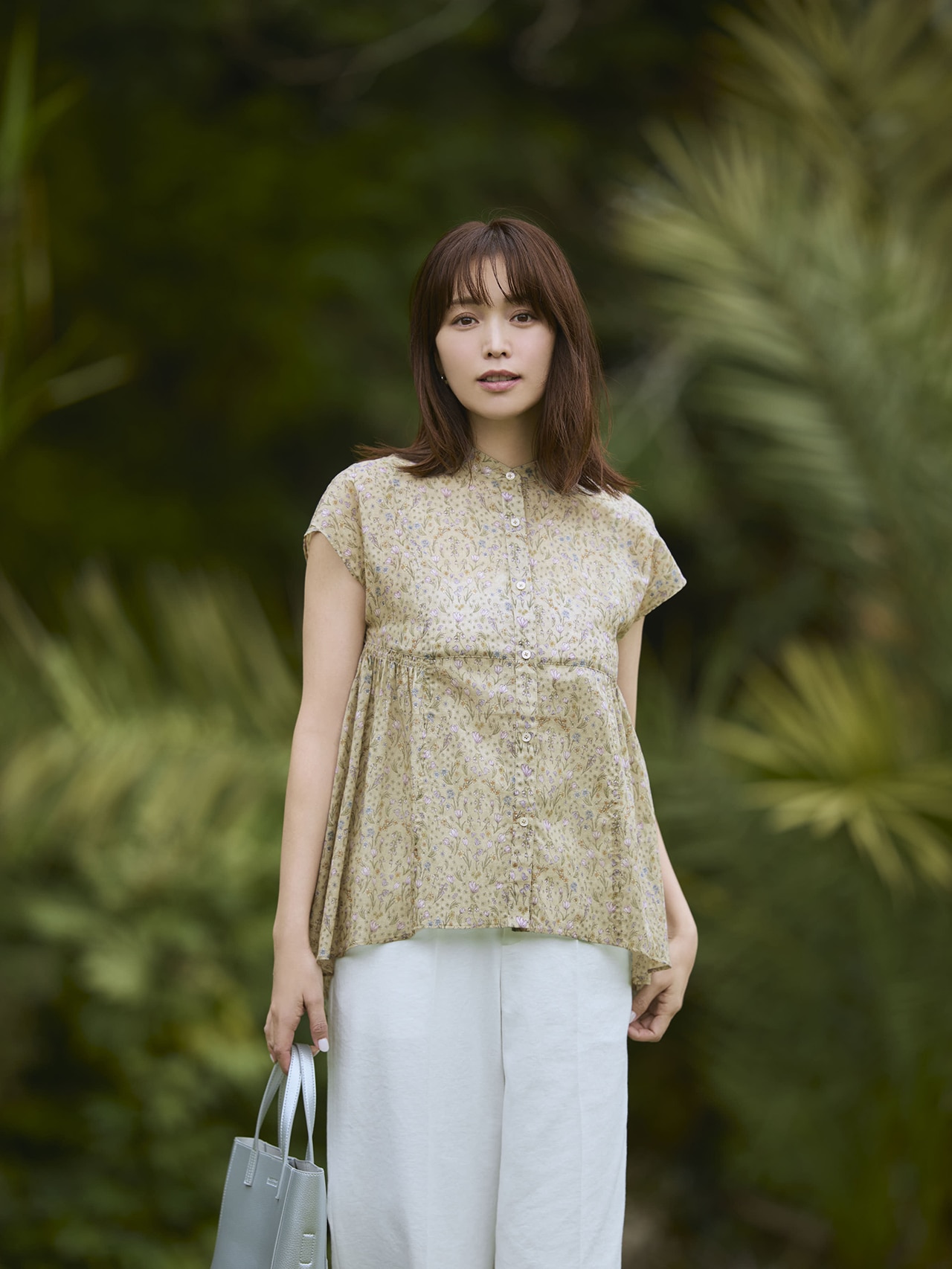 蛯原友里さん着用、マッキントッシュ フィロソフィー「スノーブルーガーデン」ギャザーブラウスのコーデ