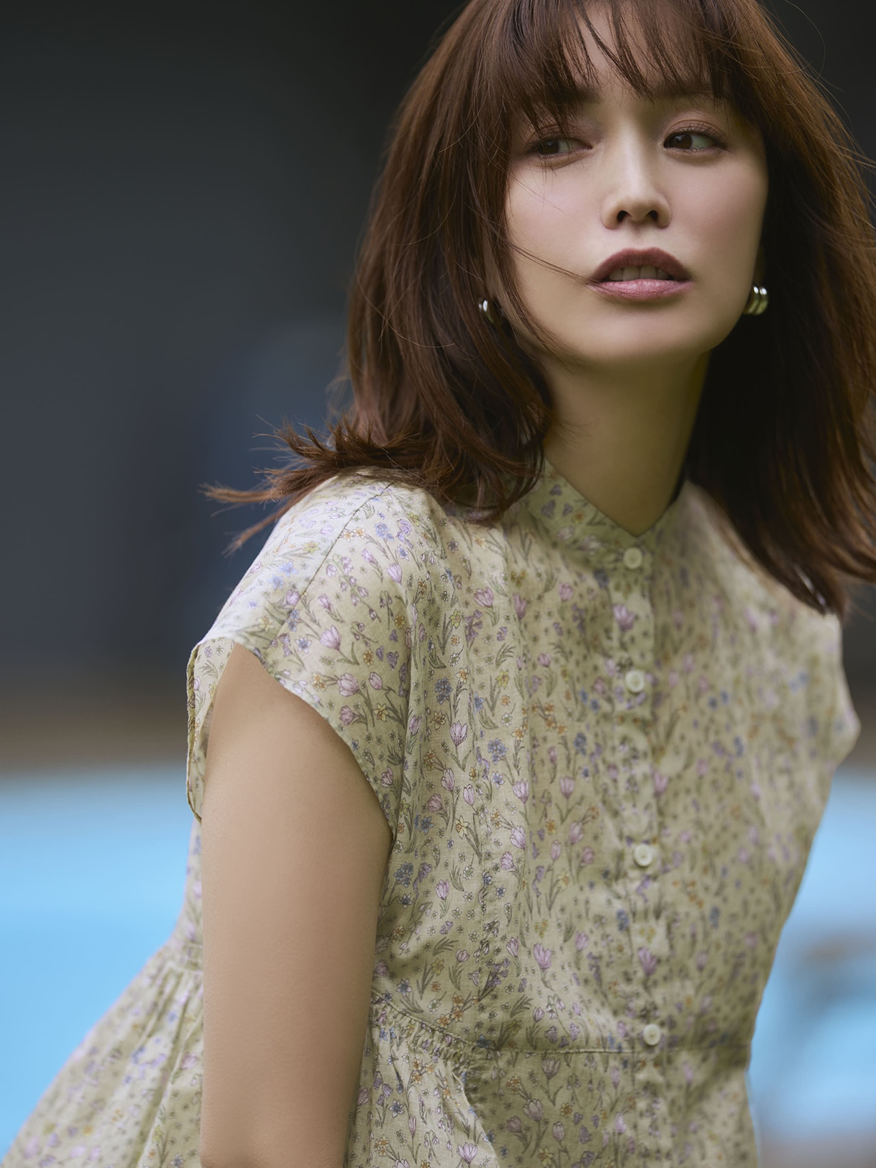 マッキントッシュ フィロソフィー「スノーブルーガーデン」ギャザーブラウスのフラワープリントとシャーリングのクローズアップ