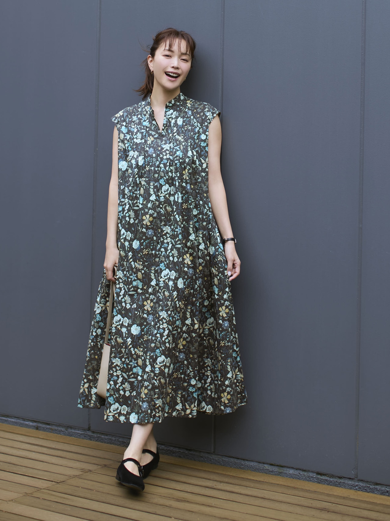 蛯原友里さん着用、マッキントッシュ フィロソフィー「リバティ」プリントワンピースのコーデ全身