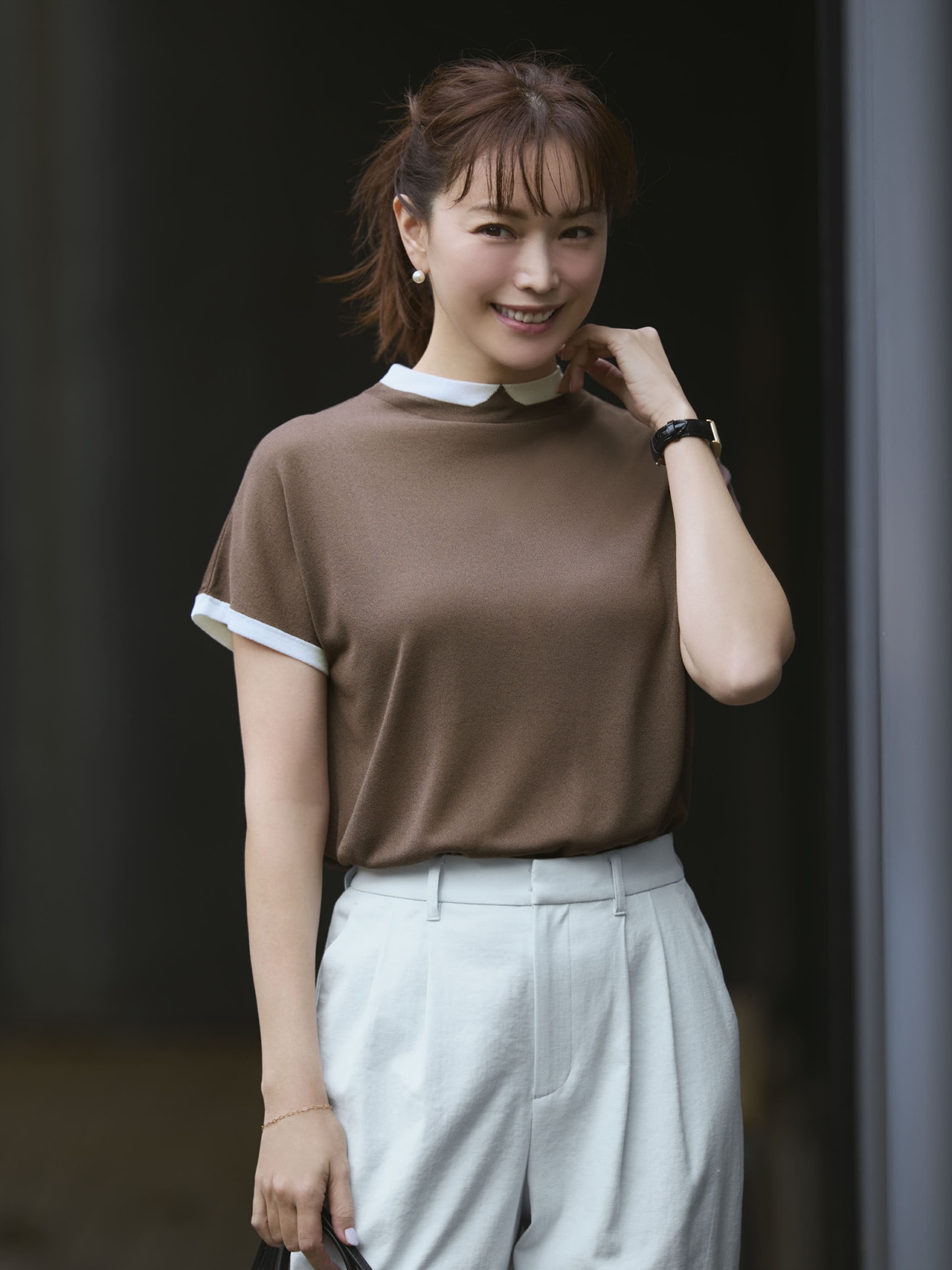 蛯原友里さん着用、マッキントッシュ フィロソフィー「クレリックカラーニット」のコーデ