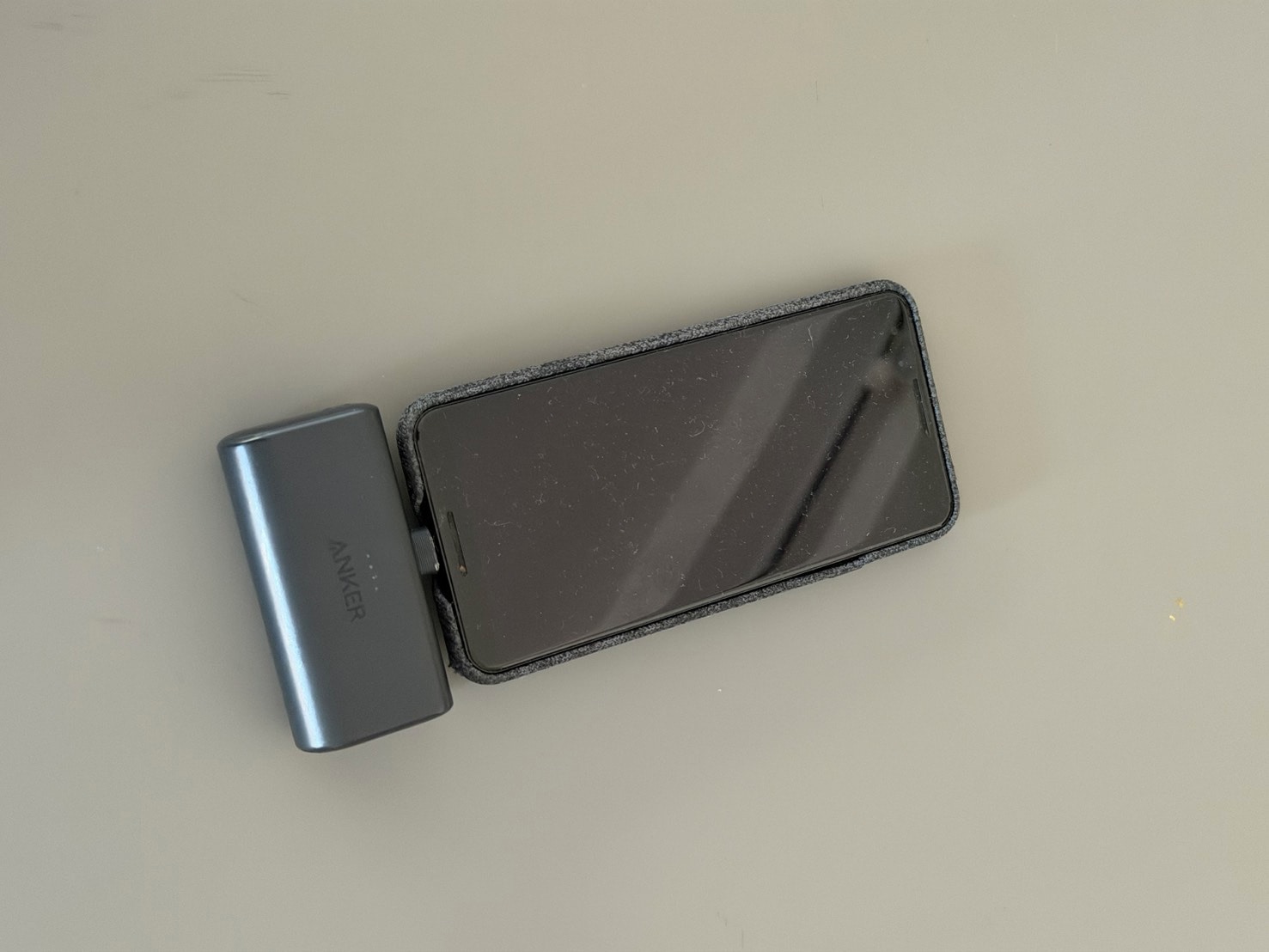 「Anker Nano Power Bank (22.5W, Built-In USB-C Connector)」スマートフォン充電の様子