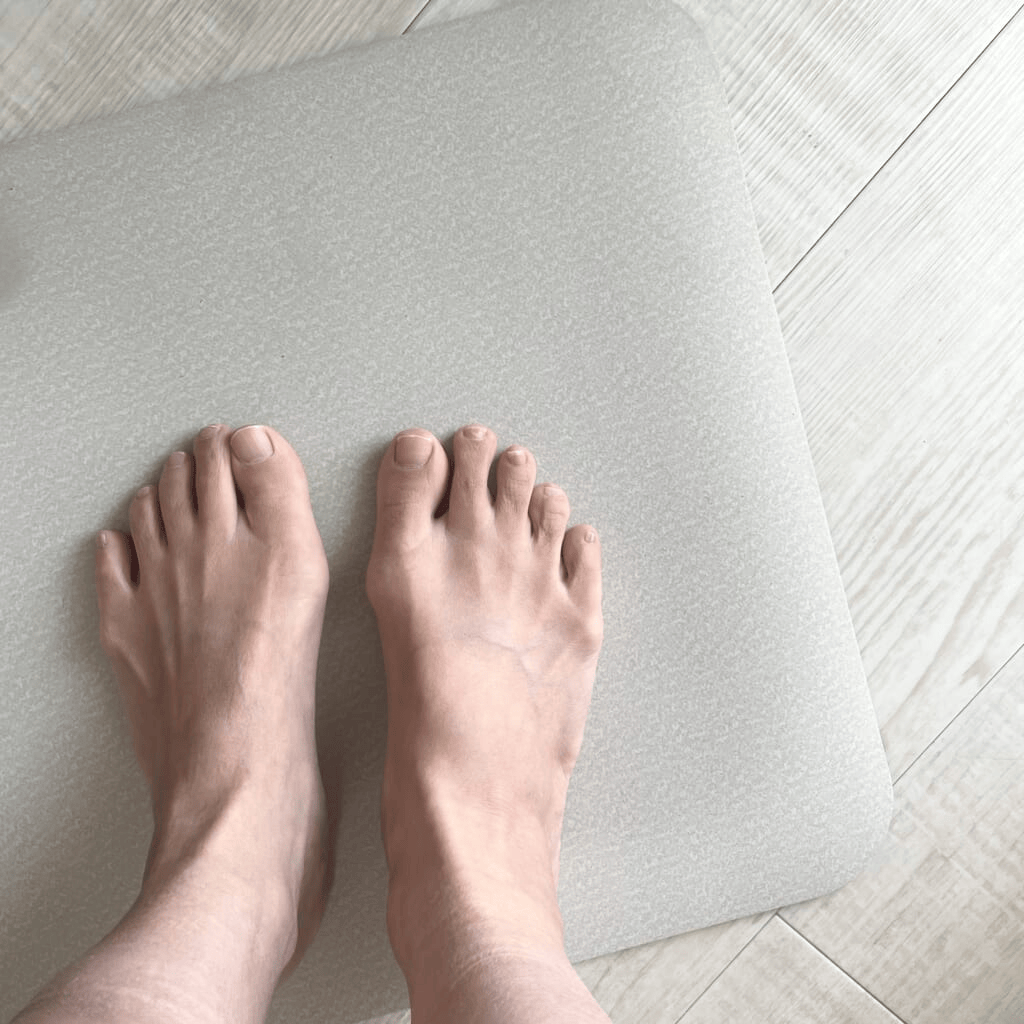 ニトリ「やわらか珪藻土マット」足をのせたところ