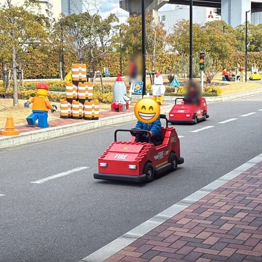 ドライビングスクールで運転しているところ