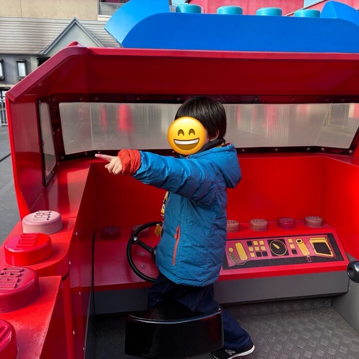 消防車に乗る子ども