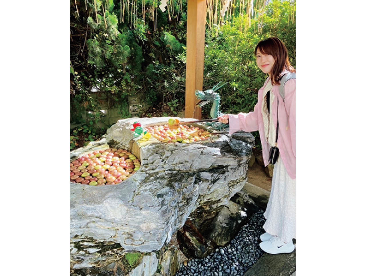 「廣田神社」の『りんご手水』