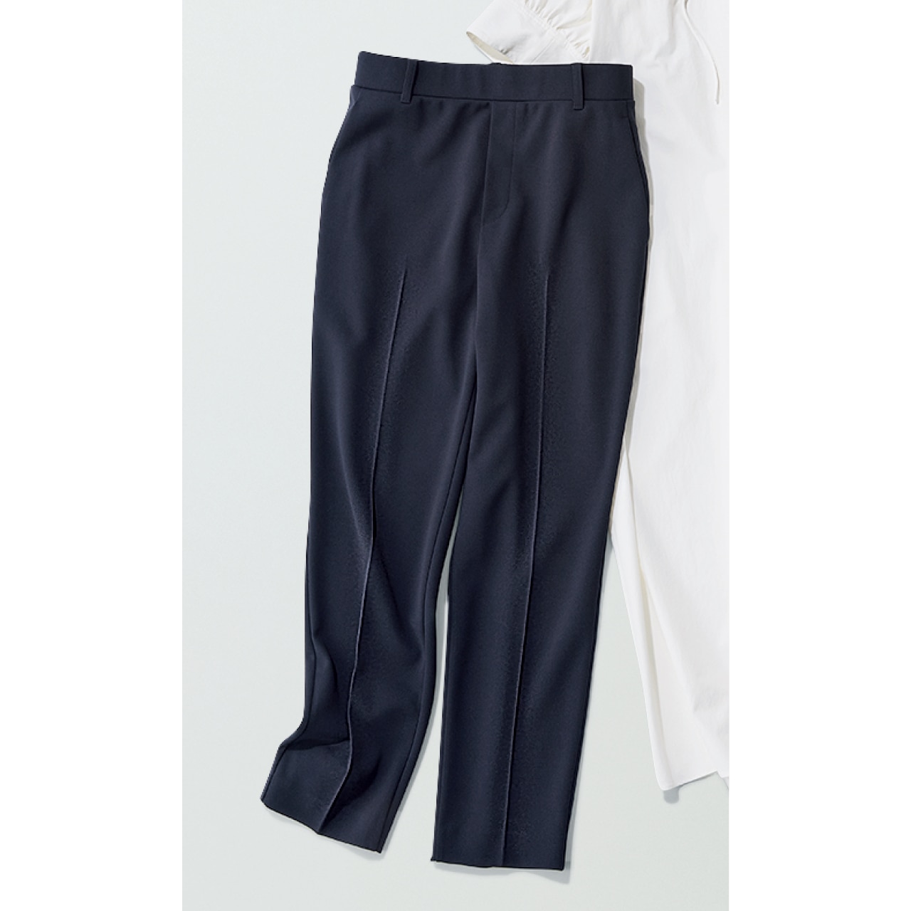 パンツ￥7990／アンフィーロ