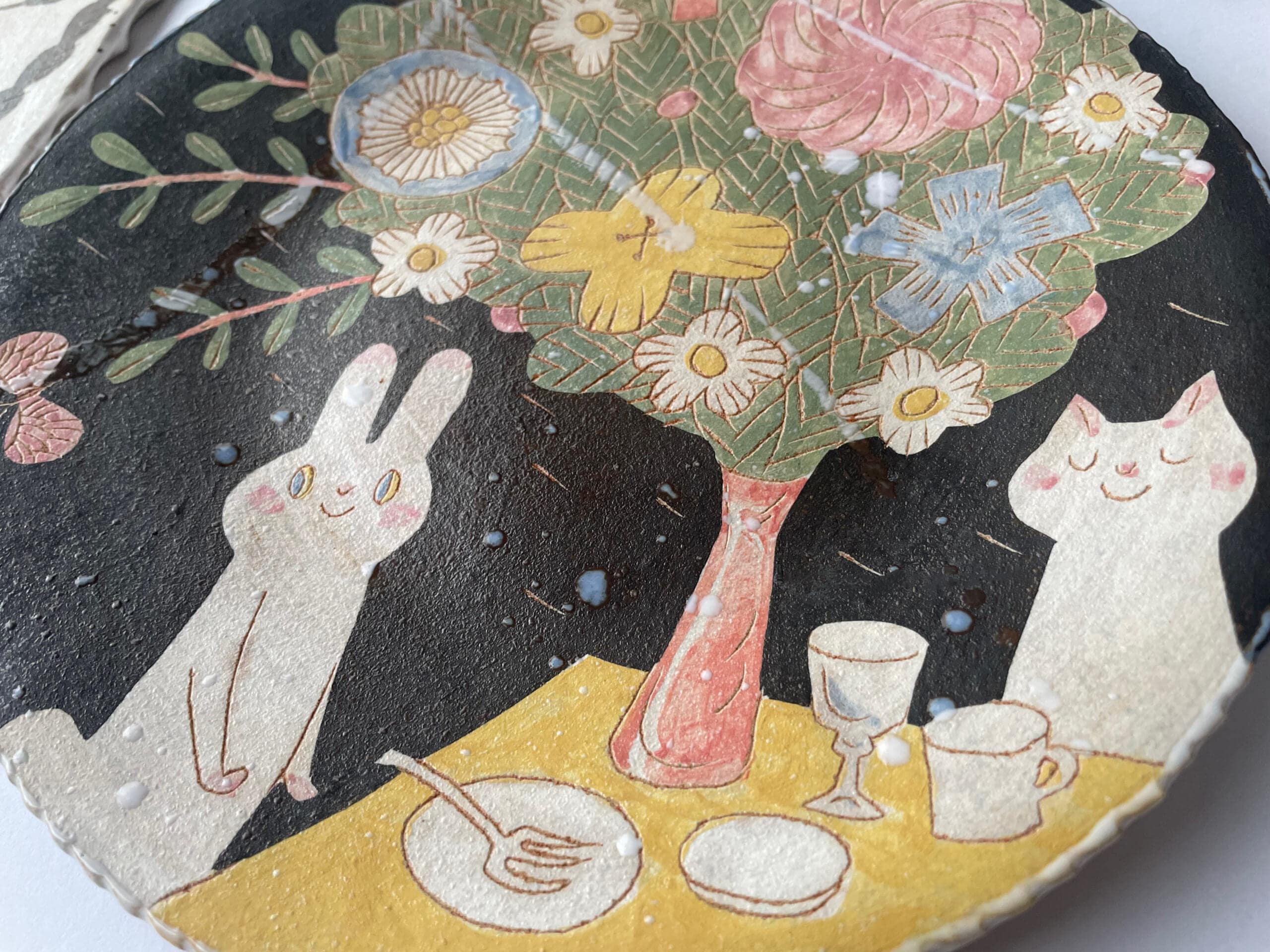 鹿児島睦さん作陶のハンドメイドの器、寄りの写真。陶器の質感が分かる。