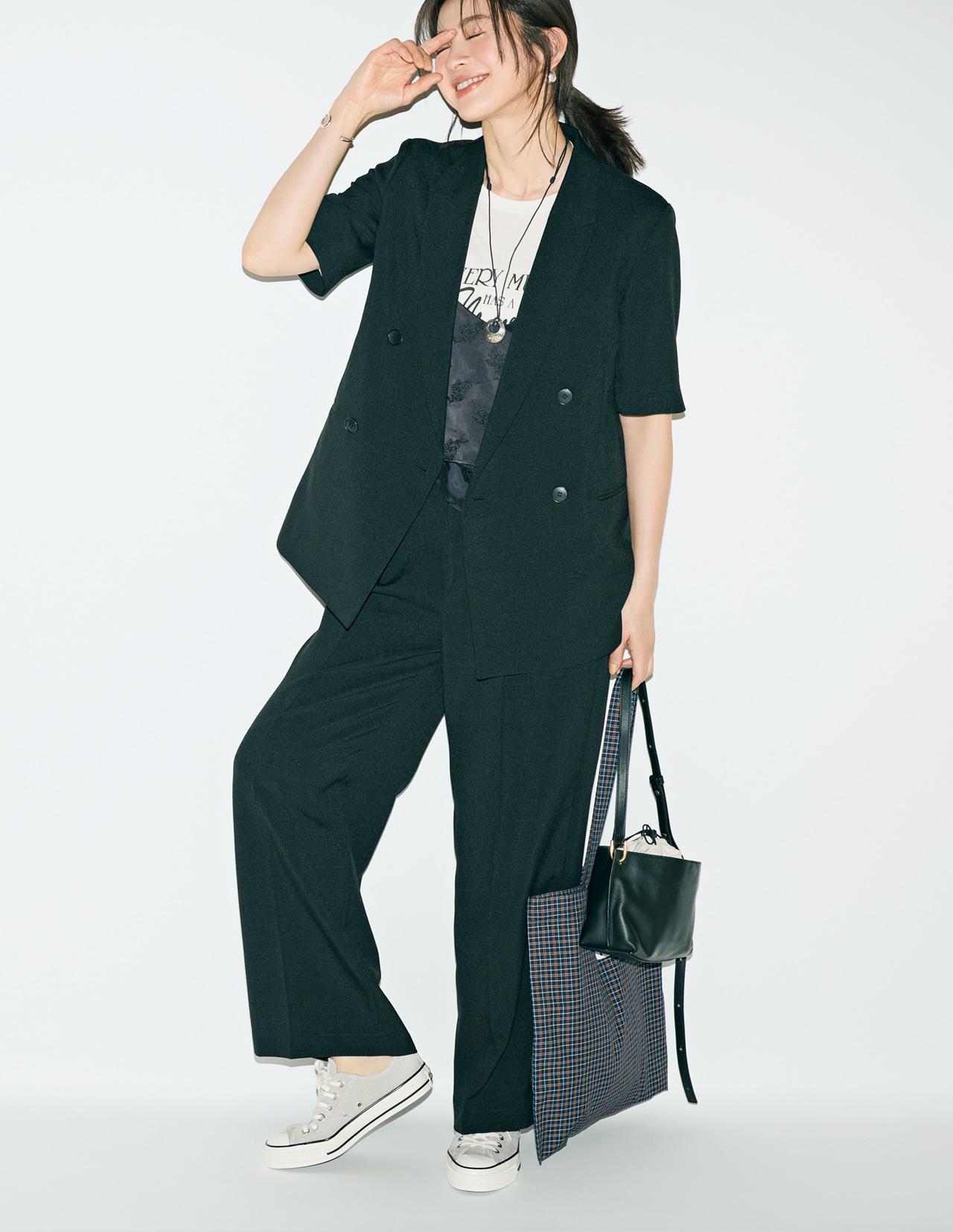 高垣麗子さんのジャケット￥27500・パンツ￥20900（ともにWEB限定カラー）／オンワード樫山 お客様相談室（アンクレイヴ）のコーデ