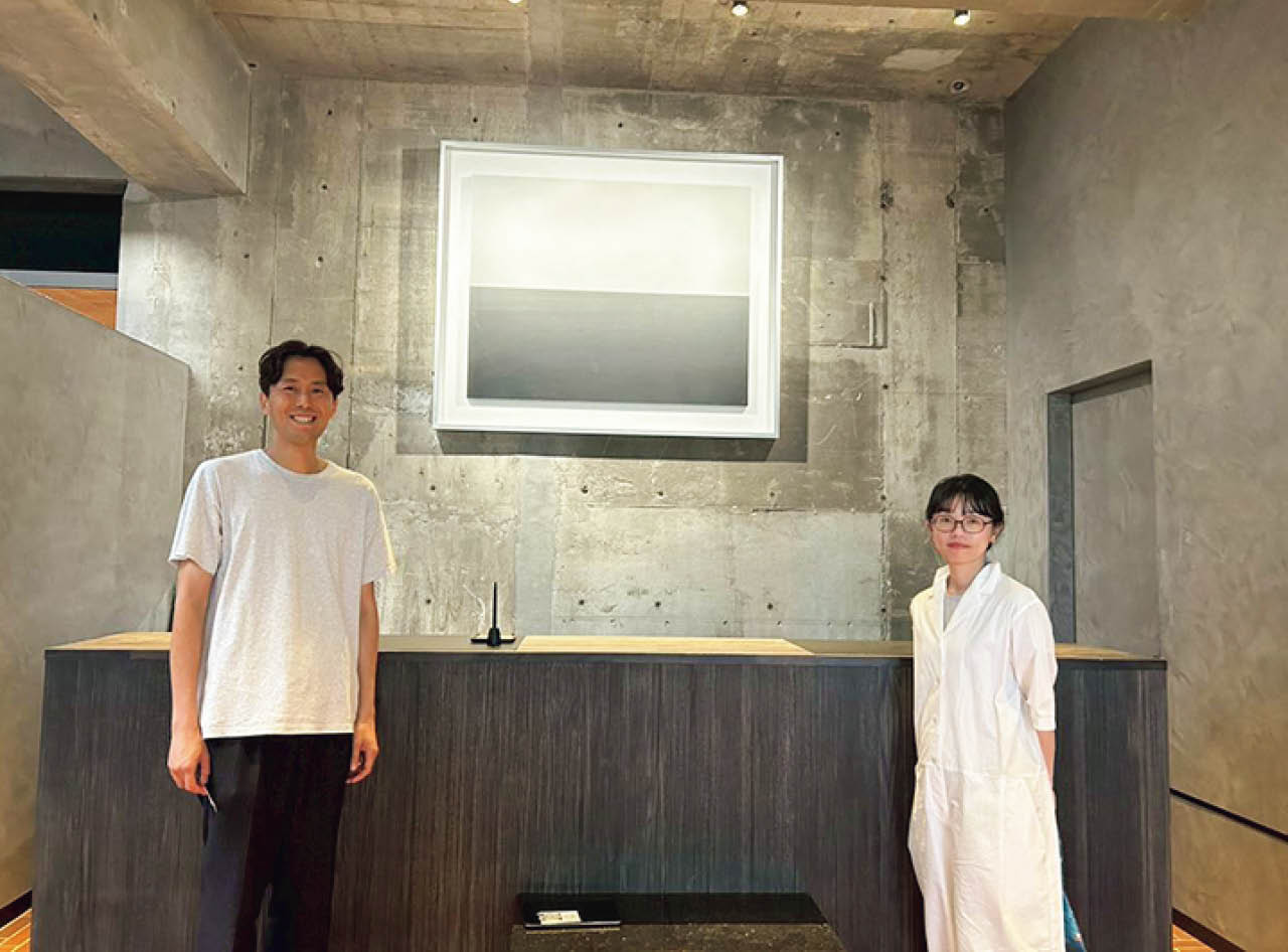 アートホテル「SHIROIYA HOTEL」のエントランスにある杉本博司氏の作品『海景』