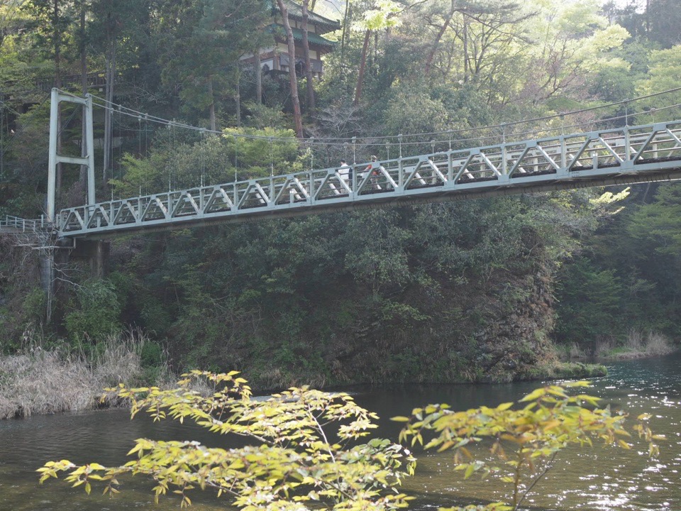 カフェの近くの川にかかる橋