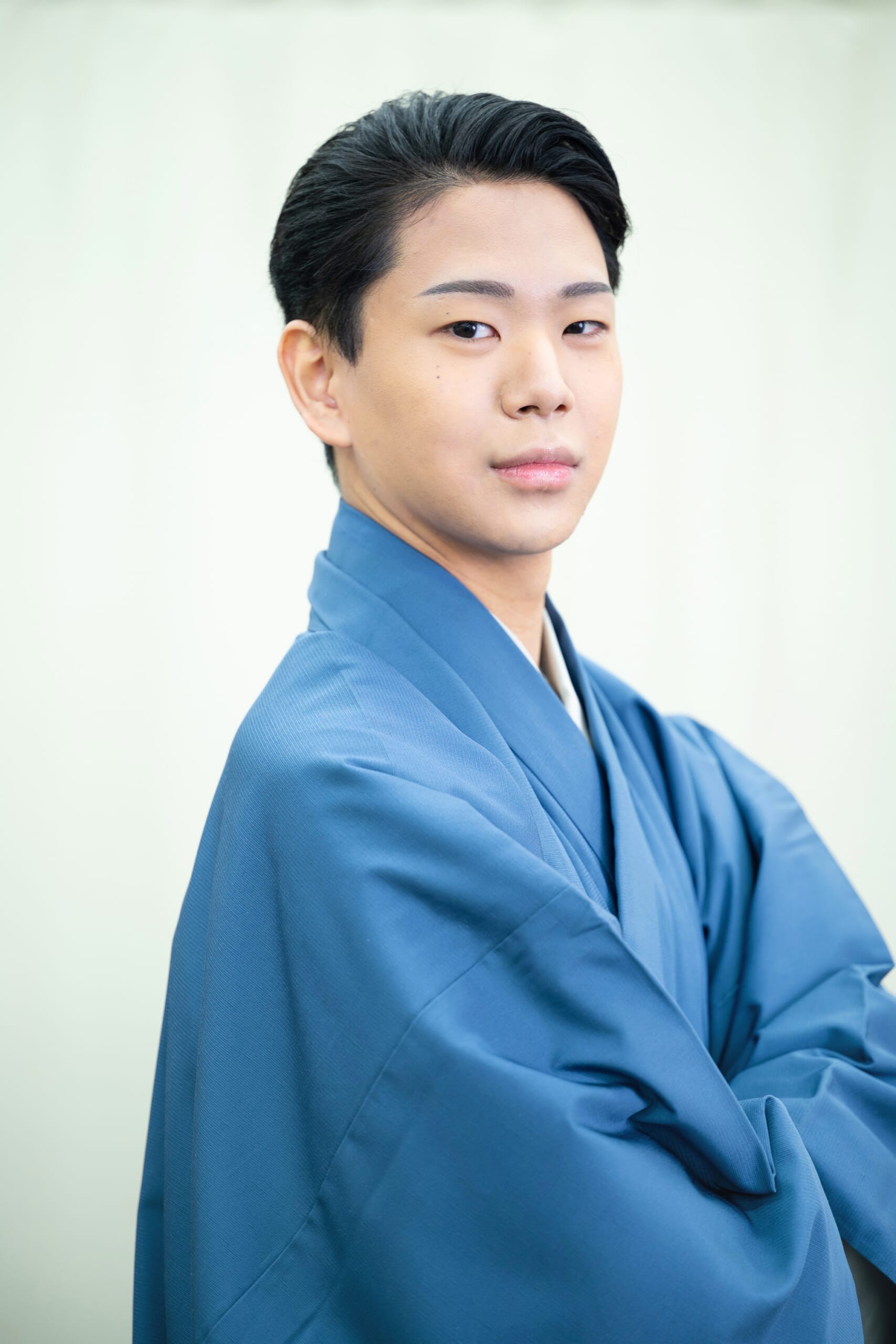 【新・尾上辰之助さんインタビュー】撮り下ろしポートレート　腕組み