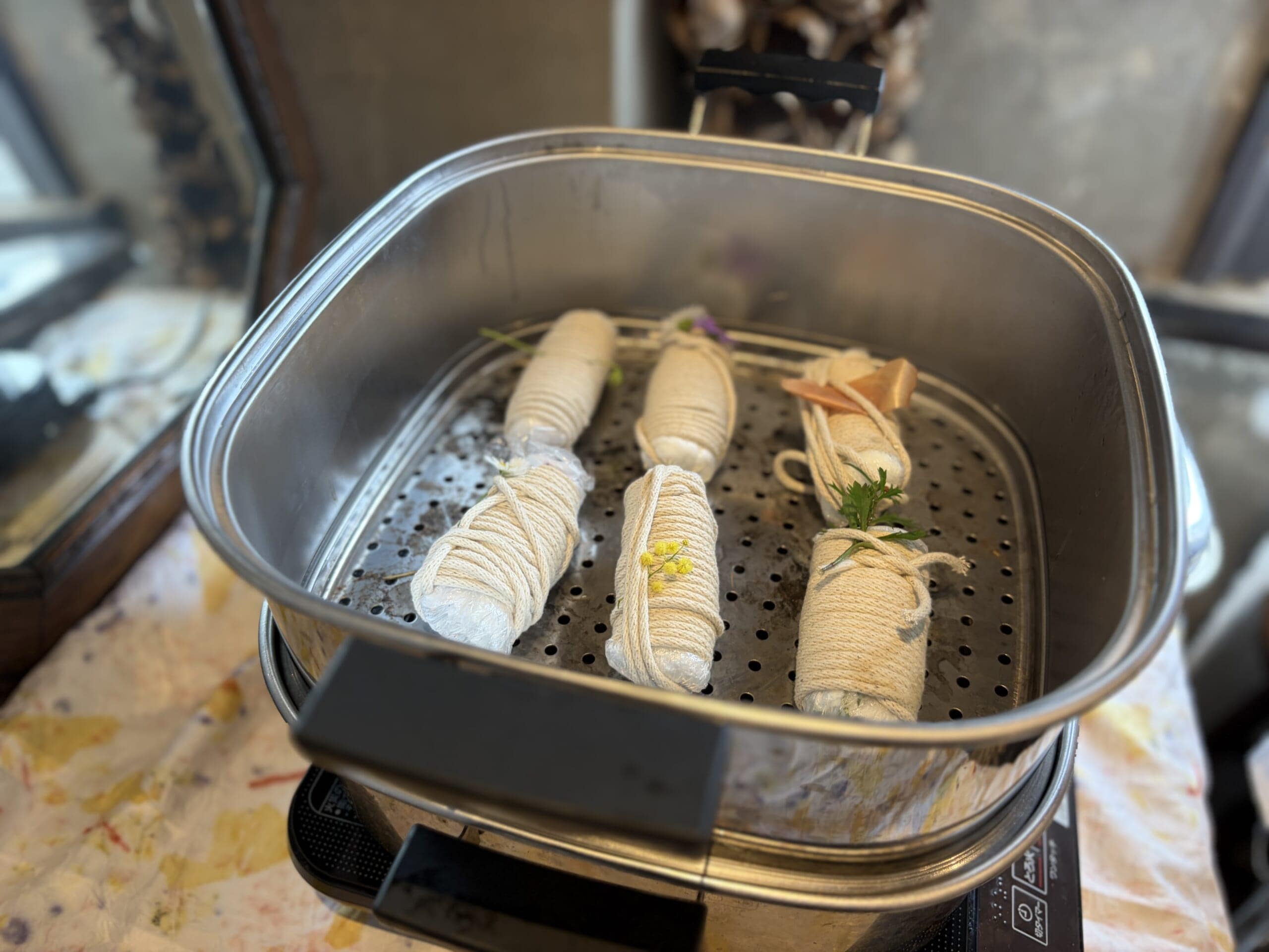 色が淡く染まる「ミョウバン媒染液」。簡単にできる草木染のやり方。蒸煮の工程。